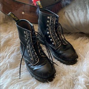 DR MARTENS ( studded docs )
